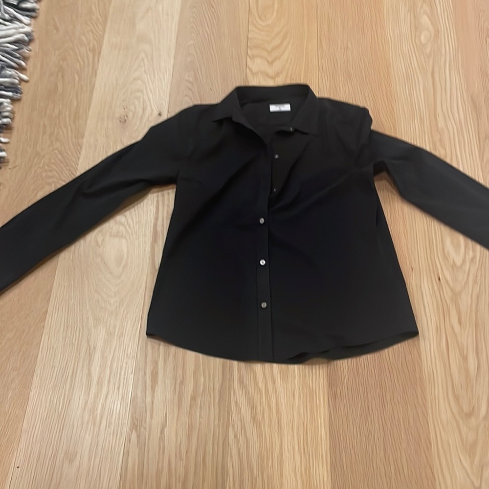 Untuckit black fitted blouse